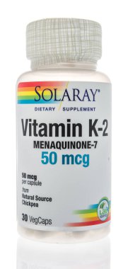 Winneconne, WI - 26 Haziran 2020: Bir şişe Solaray vitamini k-2 menaquinone-7 takviyesi