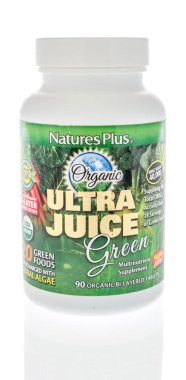 Winneconne, WI - 26 Haziran 2020: İzole edilmiş arka planda bir şişe organik ultra yeşil gıda