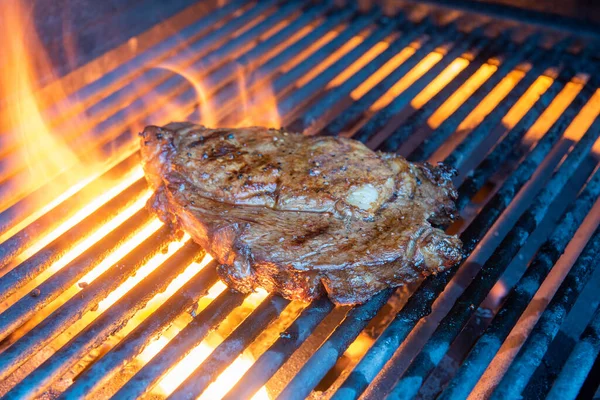 Filete Ribeye Que Cocina Una Parrilla Con Llama Humo —  Fotos de Stock