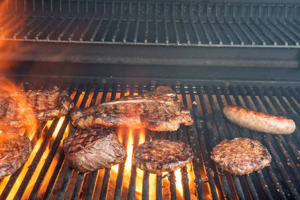 Una Parrilla Llena Diferentes Filetes Incluyendo Ribeye Bone Porterhouse Nueva —  Fotos de Stock