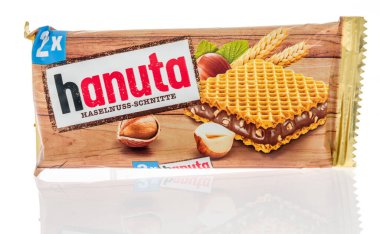 Winneconne, WI - 26 Haziran 2020: İzole edilmiş bir arka planda Hanuta gofret çerezi paketi