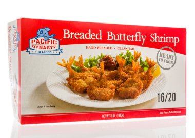 Winneconne, WI - 26 Haziran 2020: Bir paket Pasifik Hanedanı deniz ürünleri karidesi izole edilmiş arka planda.