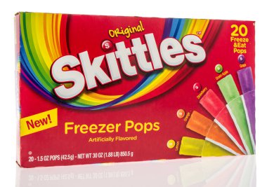Winneconne, WI - 26 Haziran 2020: İzole edilmiş bir arkaplanda bir paket Skittles dondurucusu beliriyor