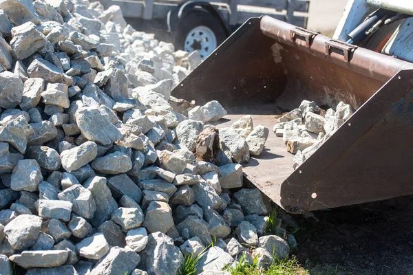 Minicargador Con Cubo Está Cargando Roca Cubo Para Trasladarse Sitio — Foto de Stock