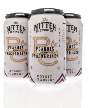 Winneconne, WI - 12 Temmuz 2020: İzole bir arka planda dört paket Mitten Bira Fabrikası dayanıklı yer fıstığı ve kraker birası