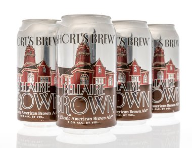 Winneconne, WI - 12 Temmuz 2020: 6 paket Bellaire Brown klasik bir Amerikan Kahverengi Şortu izole bir arka planda bira demler