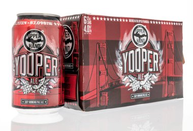 Winneconne, WI - 12 Temmuz 2020: İzole edilmiş arka planda altı paket Yooper Ale Upper Hand bira