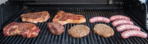 Viande Crue Sur Gril Assaisonnée Steak Hamburgers Bratwurst — Photo