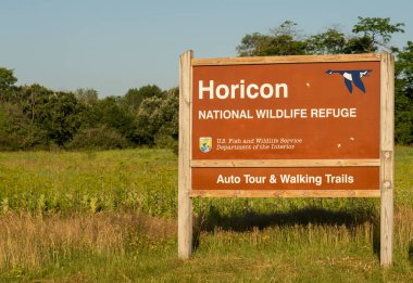 Horicon, WI - 4 Temmuz 2020: Otomobil turu ve yürüyüş yolları için Horicon Ulusal Vahşi Yaşam Sığınma Alanı işareti