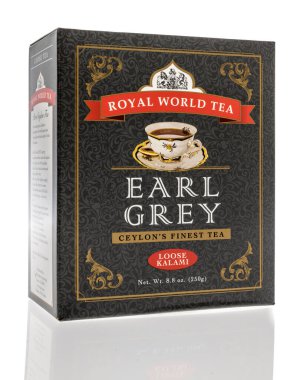 Winneconne, WI - 24 Temmuz 2020: Bir paket Royal World çayı Earl Grey, izole edilmiş arka planda gevşek kalami