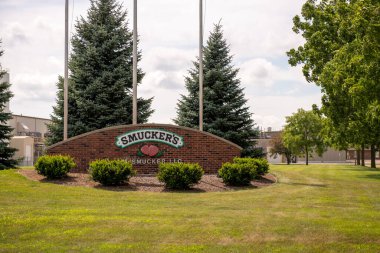 Ripon, WI - 25 Temmuz 2020: Bir Smucker iş tabelası yiyecek üretiyor