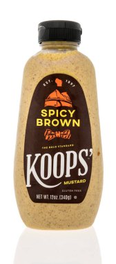 Winneconne, WI - 9 Ağustos 2020: İzole edilmiş arka planda bir şişe baharatlı kahverengi hardal.