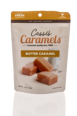 Winneconne, WI - 9 Ağustos 2020: İzole edilmiş bir arkaplanda bir paket Cassis karamel.