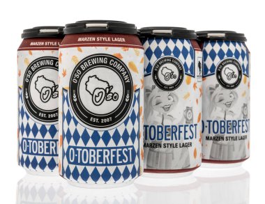 Winneconne, WI - 9 Ağustos 2020: İzole bir arka planda altı paket oso demleme şirketi otoberest birası.