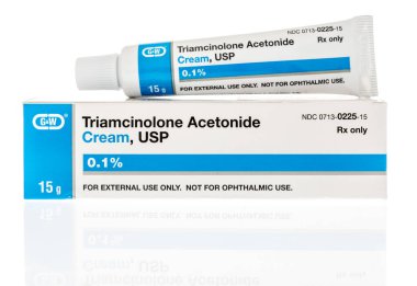 Winneconne, WI - 20 Ağustos 2020: İzole edilmiş bir arkaplanda G & W triamcinolone asetonit kremi paketi.