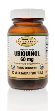 Winneconne, WI - 20 Ağustos 2020: Bir şişe Nature Best Ubiquinol ilavesi.