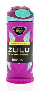 Winneconne, WI - 16 Ağustos 2020: İzole edilmiş bir zulu yüksek performanslı su şişesi.