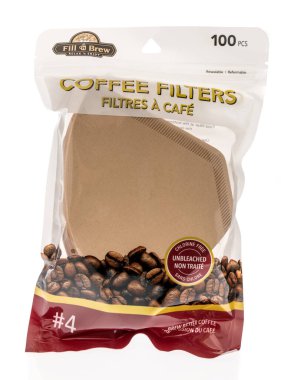 Winneconne, WI - 28 Ağustos 2020: İzole edilmiş bir arkaplanda kahve filtresi doldurma paketi.