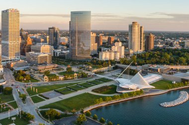 Milwaukee, WI - 3 Eylül 2020: ABD Bankası, Milwaukee Sanat Müzesi ve Kuzeybatı Ortak Binaları da dahil olmak üzere Michigan Gölü 'ndeki Milwaukee gökdeleninden insansız hava aracı görüntüleri