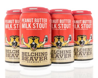 Winneconne, WI - 12 Eylül 2020: Geğiren Kunduz tarafından izole edilmiş arka planda mayalanan altı paket Fıstık Ezmeli Süt Birası.