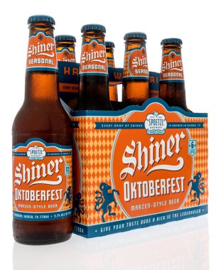 Winneconne, WI - 12 Eylül 2020: Spoetzel 'in izole edilmiş arka planda demlenen altı paket Shiner Oktoberfest birası.