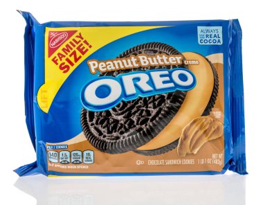 Winneconne, WI - 19 Eylül 2020: Bir paket izole edilmiş Peanut Butter oreo kurabiyesi.