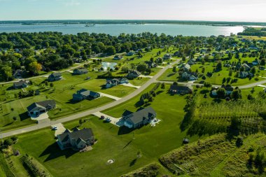 Büyük bahçeleri ve büyük evleri olan zengin ve lüks evlerin havadan çekilmiş bir fotoğrafı..