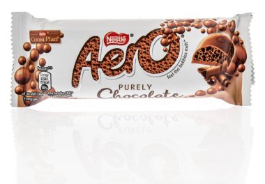 Winneconne, WI - 6 Ekim 2020: İzole edilmiş bir zemin üzerinde bir paket Nestle Aero şekeri.