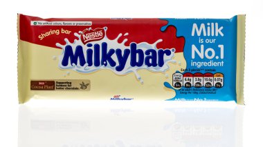 Winneconne, WI - 6 Ekim 2020: İzole bir zemin üzerinde bir paket Nestle Milkybar şekeri.