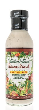 Winneconne, WI - 6 Ekim 2020: Bir şişe Walden Farms domuz pastırması salata sosu izole edilmiş arka planda.