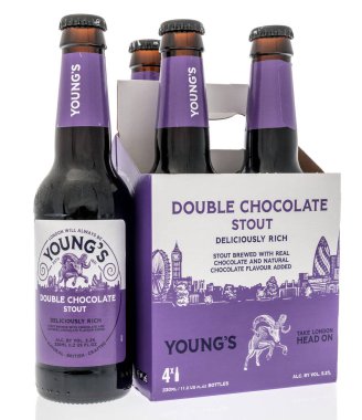 Winneconne, WI - 6 Ekim 2020: İzole edilmiş arka planda dört paket duble çikolatalı bira.