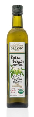 Winneconne, WI - 6 Ekim 2020: Bir şişe izole edilmiş arka planda Bella Terra zeytinyağı.