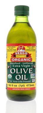 Winneconne, WI - 6 Ekim 2020: Bir şişe izole edilmiş arkaplanda Bragg zeytinyağı.