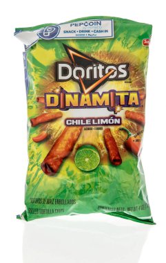 Winneconne, WI - 6 Ekim 2020: İzole edilmiş bir arkaplanda Doritos Dinamita Şili limon cipsi paketi.