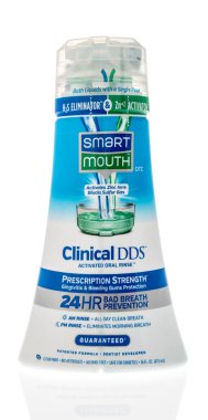 Winneconne, WI - 6 Ekim 2020: Bir şişe Smart Mouth klinik DDS izole edilmiş arka planda gargara etkinleştirdi.