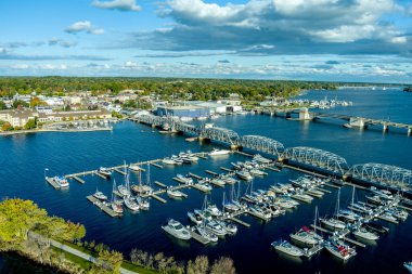 Door County Wisconsin 'deki tarihi Sturgeon Körfezi' nde bulunan çelik köprü ve teknelerin görüntüsü.