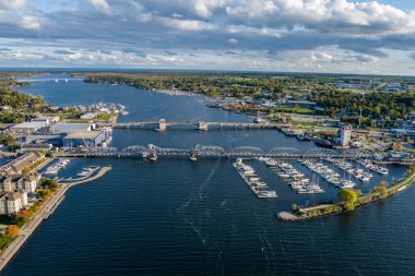 Door County Wisconsin 'deki tarihi Sturgeon Körfezi' nde bulunan çelik köprü ve teknelerin görüntüsü.