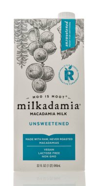 Winneconne, WI - 16 Ekim 2020: İzole edilmiş arka planda bir paket Milkadamia macadamia sütü.