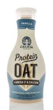 Winneconne, WI - 16 Ekim 2020: Bir paket Halifia Farms protein sütsüz bitki sütü izole edilmiş arka planda.