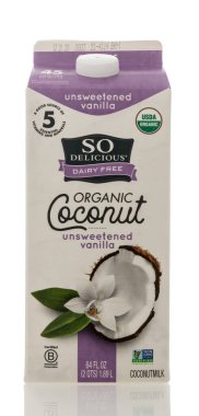Winneconne, WI - 16 Ekim 2020: İzole edilmiş bir arka planda çok lezzetli, organik hindistan cevizi sütü paketi.