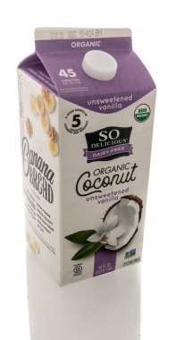 Winneconne, WI - 16 Ekim 2020: İzole edilmiş bir arka planda çok lezzetli, organik hindistan cevizi sütü paketi.