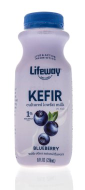Winneconne, WI - 16 Ekim 2020: İzole bir arka planda Lifeway kefir içilebilir yoğurt paketi.
