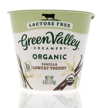 Winneconne, WI - 16 Ekim 2020: İzole edilmiş bir arkaplanda bir paket Yeşil Vadi yoğurdu.