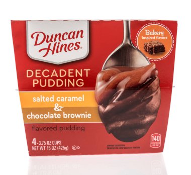 Winneconne, WI - 16 Ekim 2020: İzole edilmiş bir arkaplanda Duncan Hines pudingi paketi.
