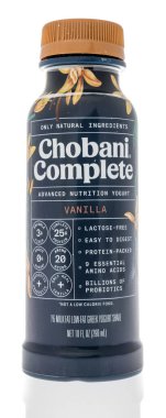 Winneconne, WI - 16 Ekim 2020: Bir paket Chobani, izole edilmiş arka planda içilebilir yoğurt.