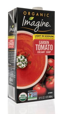 Winneconne, WI - 16 Ekim 2020: Bir paket Orgainic Imagine bahçe domates kremalı çorba izole bir zemin üzerinde.