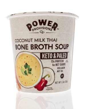 Winneconne, WI - 16 Ekim 2020: İzole edilmiş arka planda Hindistan cevizi sütlü Tayland çorbası paketi.