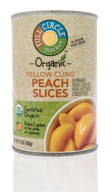 Winneconne, WI - 16 Ekim 2020: Bir paket Full Circle pazarı sarısı izole edilmiş arka planda şeftali dilimleri.