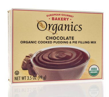 Winneconne, WI - 16 Ekim 2020: Bir paket Avrupalı gurme fırın organik çikolatalı puding izole bir zemin üzerinde.