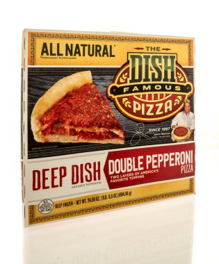 Winneconne, WI - 22 Ağustos 2025: İzole edilmiş arka planda bir tabak ünlü kalın pizza paketi.